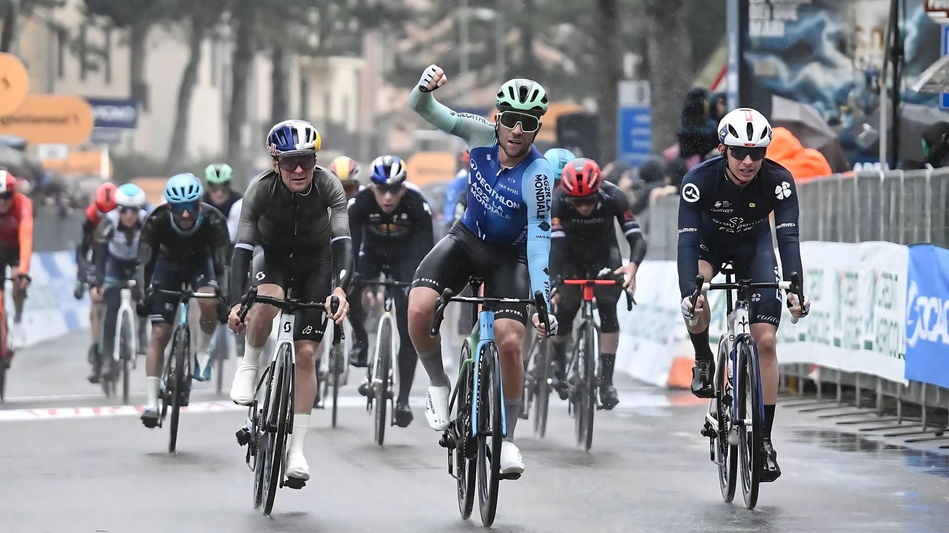 V deštivé třetí etapě Tirrena Adriatica zaskočil všechny favority Ital Vendrame!